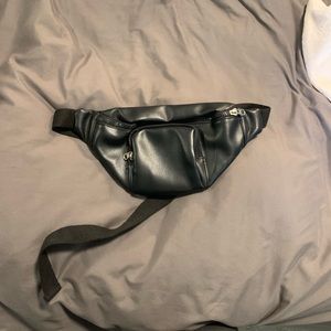 Black Fannypack